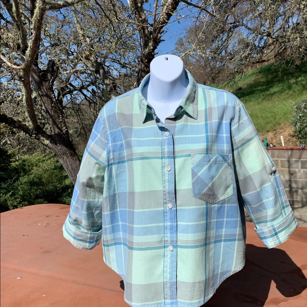 Women’s button down blue top